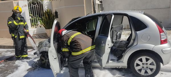 Carro pega fogo na Mata da Praia por Leitor A Gazeta