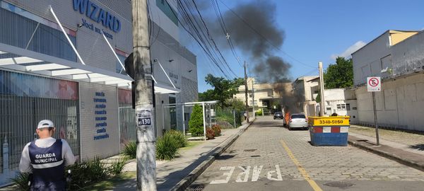 Carro pega fogo na Mata da Praia por Leitor A Gazeta