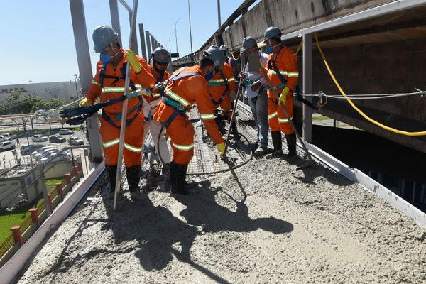 Concretagem da ciclovia na Terceira Ponte por Vitor Jubini