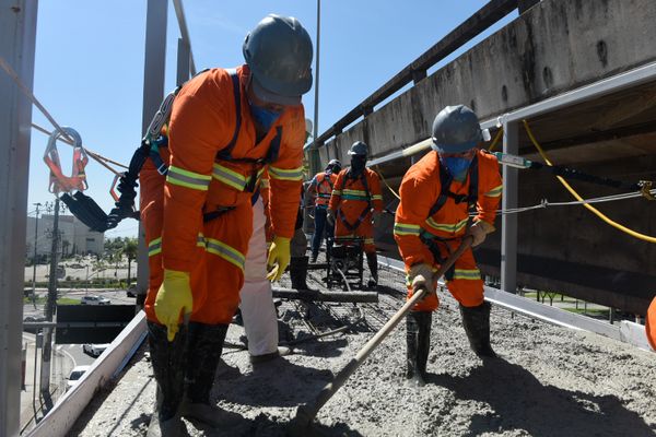 Concretagem da ciclovia na Terceira Ponte por Vitor Jubini