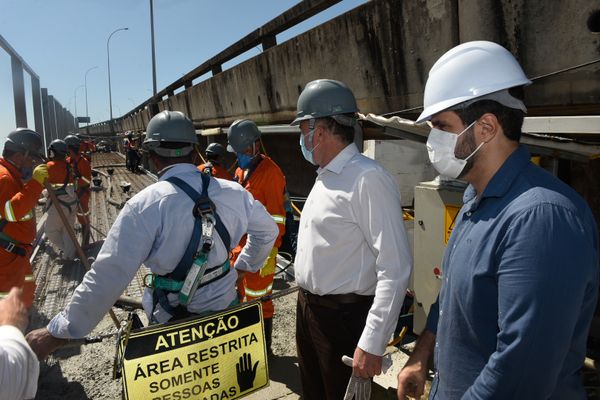 Concretagem da ciclovia na Terceira Ponte por Vitor Jubini