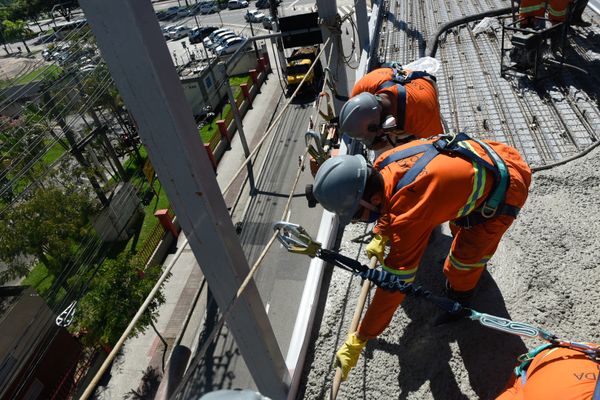 Concretagem da ciclovia na Terceira Ponte por Vitor Jubini