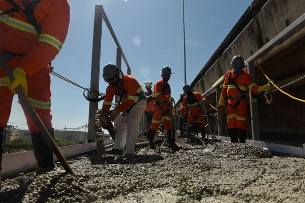 Concretagem da ciclovia na Terceira Ponte por Vitor Jubini