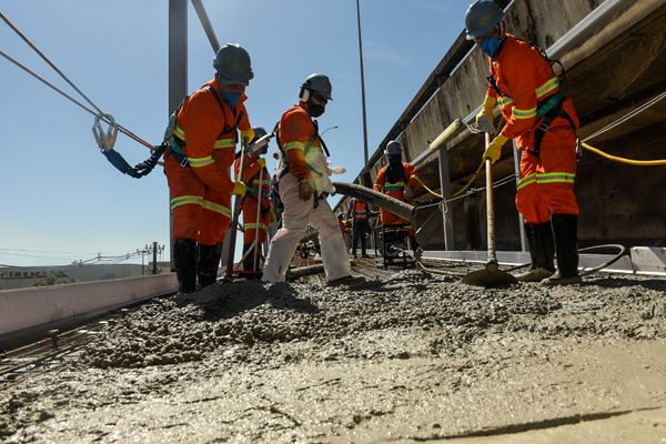 Concretagem da ciclovia na Terceira Ponte por Vitor Jubini