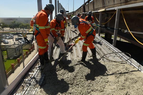 Concretagem da ciclovia na Terceira Ponte por Vitor Jubini