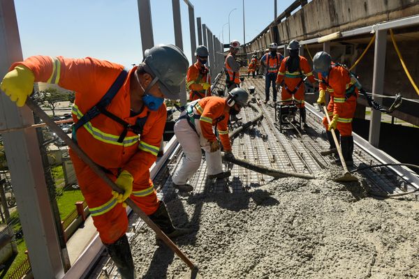 Concretagem da ciclovia na Terceira Ponte por Vitor Jubini