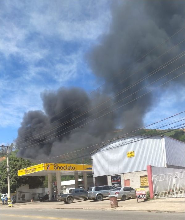 Incêndio atinge fabrica de móveis em Colatina. por Leitor | A Gazeta