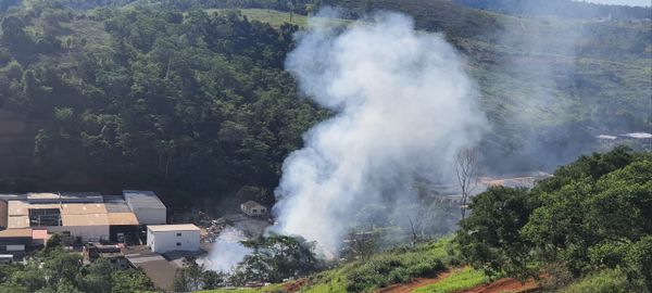 Incêndio atinge fabrica de móveis em Colatina. por Leitor | A Gazeta