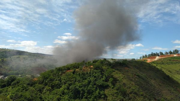 Incêndio atinge fabrica de móveis em Colatina. por Leitor | A Gazeta