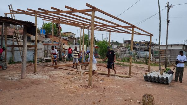 Construção da cobertura que abrigou evento do Dia das Crianças e que ficará permanente na comunidade por Victor Adams/Sindipetro-ES