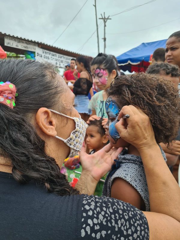 Pintura no rosto durante as comemorações do Dia das Crianças realizada pela parceria do Sindipetro-ES com a Cufa, em Jabaeté, Vitória por Victor Adams/Sindipetro-ES