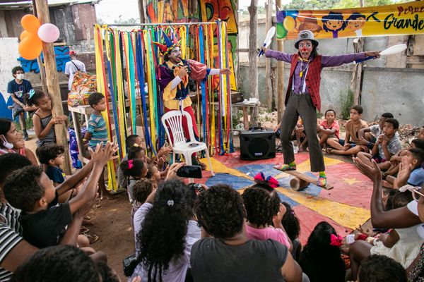Apresentação de palhaços durante evento que comemorou o Dia das Crianças, parceria entre Sindipetro-ES e Cufa por Victor Adams/Sindipetro-ES