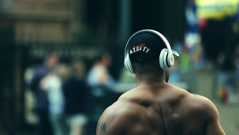 Compras na Black Friday: prós e contras de headphones com e sem fio