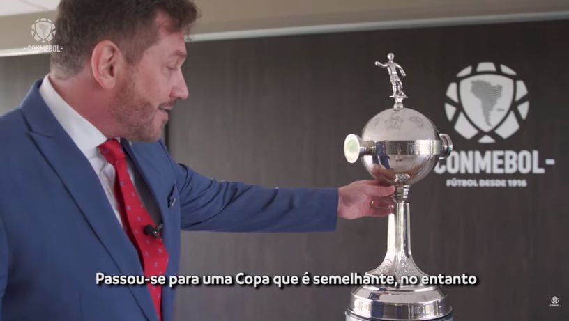 Alejandro Domínguez, presidente da Conmebol, e a 'nova' taça da Libertadores