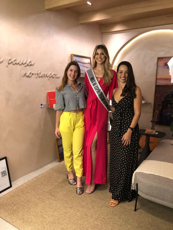 A Miss ES 2021 Eduarda Braum entre Amanda Daleprane e a arquiteta Heloisa Santos no seu ambiente Refúgio Particular