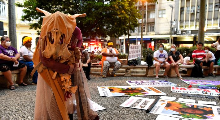 Ação pelo fim dos feminicídios e da violência contra mulheres aconteceu após as 17h desta quinta-feira (25), na Praça Costa Pereira, no Centro de Vitória