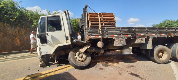 Acidente entre dois caminhões na BR 259 em Colatina. por Gabriela Fardin