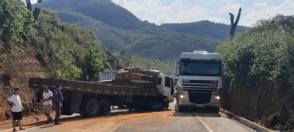 Acidente entre dois caminhões na BR 259 em Colatina. por Gabriela Fardin