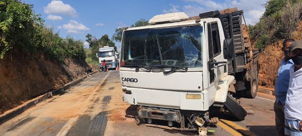 Acidente entre dois caminhões na BR 259 em Colatina. por Gabriela Fardin