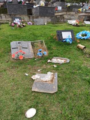 Destruição e furtos em cemitério na localidade de São João de Viçosa, em Venda Nova do Imigrante por Reprodução/ redes sociais