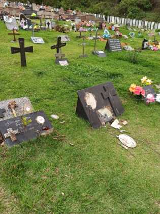 Destruição e furtos em cemitério na localidade de São João de Viçosa, em Venda Nova do Imigrante por Reprodução/ redes sociais