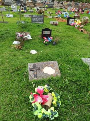 Destruição e furtos em cemitério na localidade de São João de Viçosa, em Venda Nova do Imigrante por Reprodução/ redes sociais