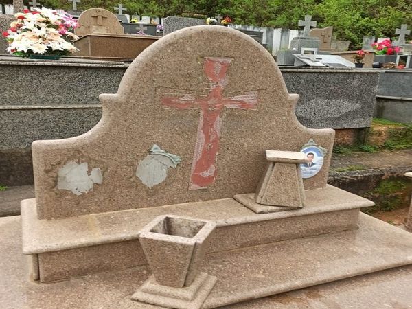 Destruição e furtos em cemitério na localidade de São João de Viçosa, em Venda Nova do Imigrante por Reprodução/ redes sociais