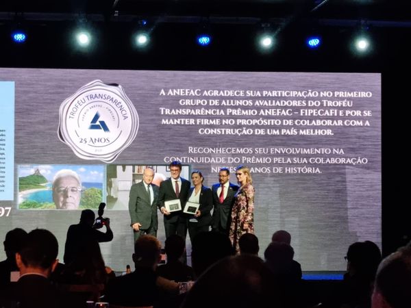 O Diretor-presidente da FUCAPE, Valcemiro Nossa, foi homenageado na cerimônia de 25 Anos do Prêmio Transparência ANEFAC - FIPECAFI, que aconteceu na noite da última terça-feira (23), no Boulevard JK, em São Paulo.