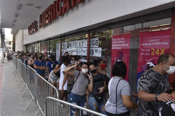 Clientes formam fila para entrar em loja de Vitória por Ricardo Medeiros