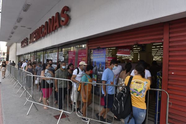 Clientes formam fila para entrar em loja de Vitória por Ricardo Medeiros