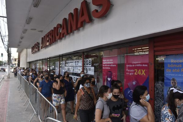 Clientes formam fila para entrar em loja de Vitória por Ricardo Medeiros