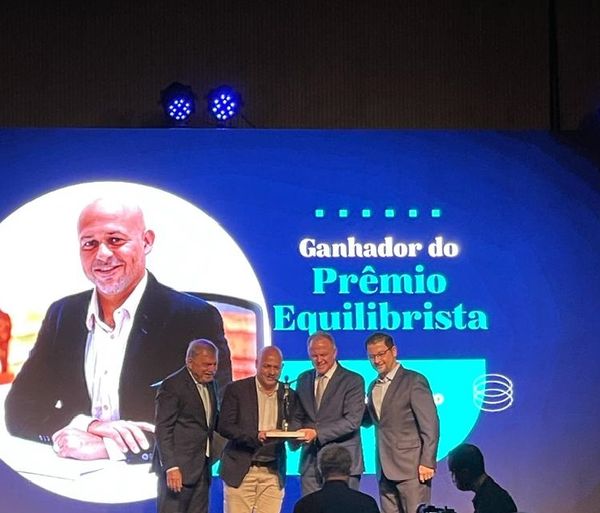 Maely Coelho Filho recebeu o Prêmio Equilibrista