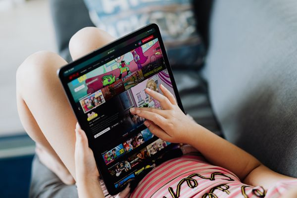Criança, tela, tablet, tecnologia, exposição às telas