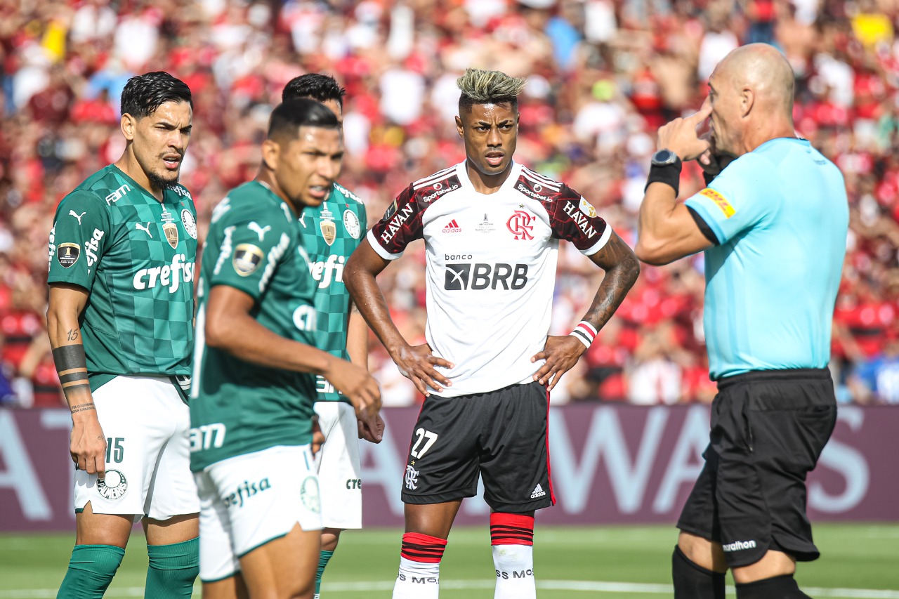 Palmeiras vence Flamengo com Deyverson herói na prorrogação e é