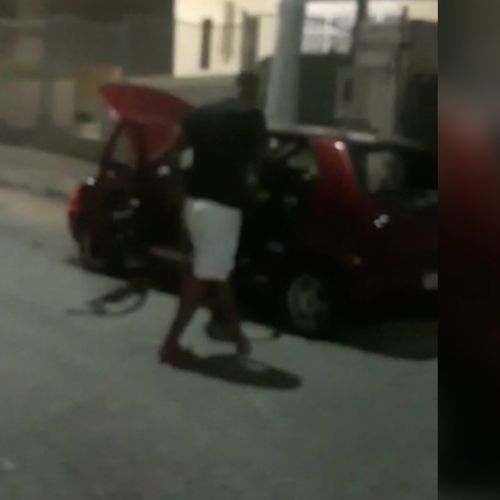 O carro da vítima, de 37 anos, também foi destruído pelo indivíduo. Imagens mostram o agressor transtornado em volta do veículo, com uma barra de ferro em uma das mãos