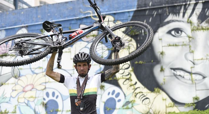 Artista e atleta, Alex Fagundes teve ônibus cancelado, precisou de carona e teve que dormir na rua para participar de competição de Mountain Bike, mas a recompensa chegou na base da superação