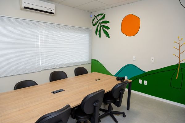 Arte em parede de reuniões da Marca foi feita pela artística plástica capixaba Lívia Campos.