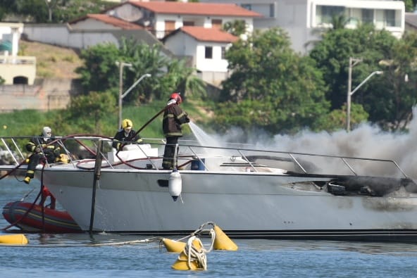 Incêndio em lancha: Corpo de Bombeiros no combate às chamas em Vitória