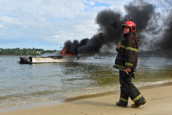Incêndio em lancha: Corpo de Bombeiros no combate às chamas em Vitória