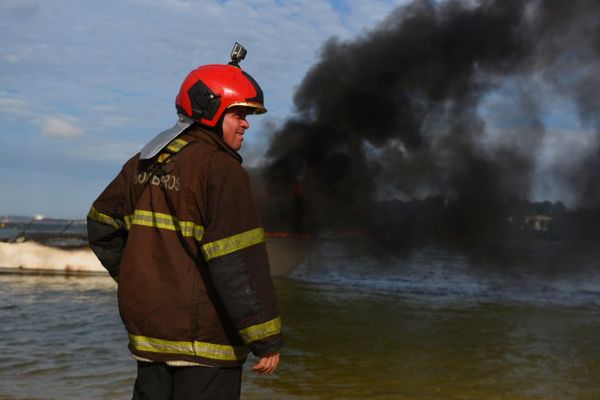 Incêndio em lancha: Corpo de Bombeiros no combate às chamas em Vitória