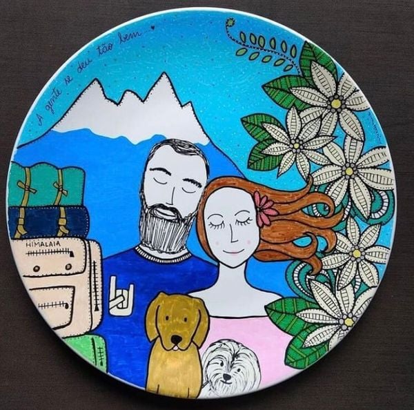 O prato decorativo pintado à mão pela artista plástica Aline Carneiro eterniza um momento da família, que inclui, claro, o pet