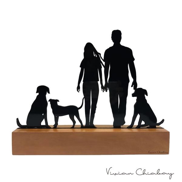 O Troféu Silhueta Família Casal e Três Dogs, de Vivian Chiabay, pode receber uma mensagem personalizada para a pessoa que vai receber a obra
