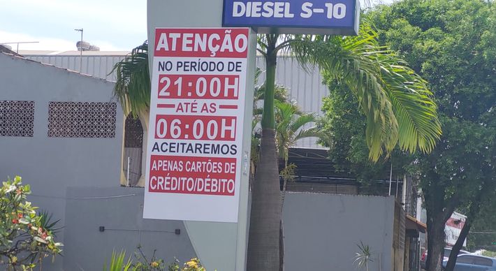 Das 21h às 6h, estabelecimento só recebe cartão - de crédito ou de débito