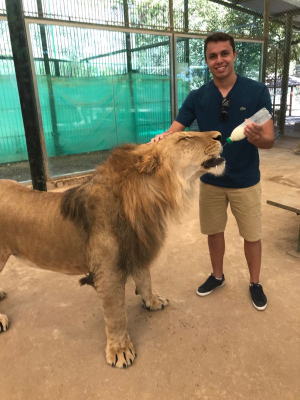 Foi dando tempo ao tempo para o seu dinheiro que Rayner Stuhr Cândido conseguiu fazer três viagens internacionais pagando tudo à vista.