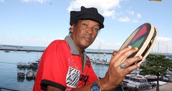Nascido em Salvador, em 1948, Camafeu compôs a música 