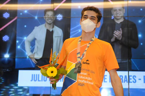 O cabeleireiro Julio Hermes Souza de Moraes, de 22 anos, tem o sonho de abrir o próprio espaço no futuro.