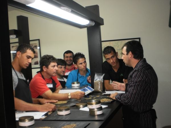 Produtores rurais aprendem a classificar o café para atribuir valor ao produto. Foto registrada antes da pandemia.