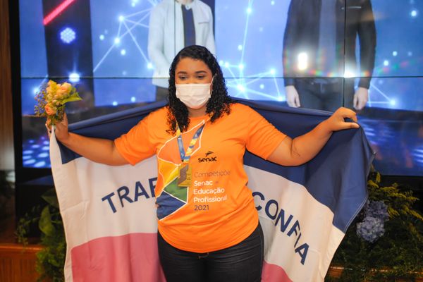 Rayssa Cerqueira Vieira, de 21 anos, começou a trabalhar como garçonete aos 18 anos em um restaurante italiano, onde se apaixonou pela profissão.