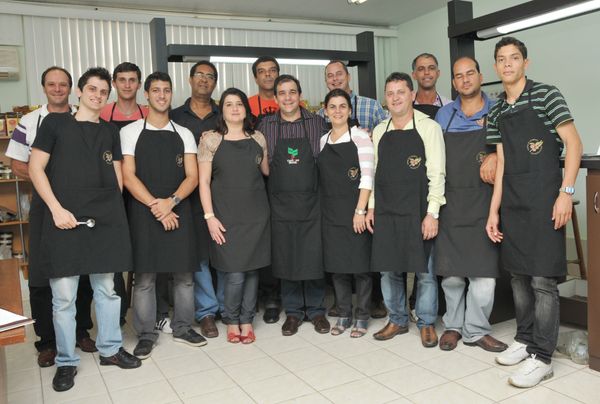 Turma de alunos formados nos cursos de classificação e degustação de café promovidos pelo CCCV. Foto registrada antes da pandemia.