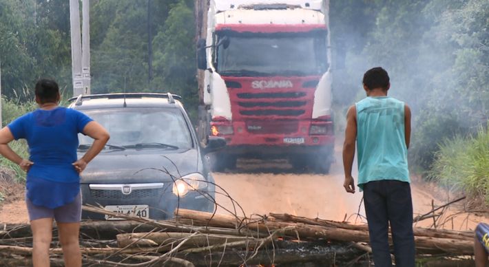 Manifestantes chegaram a interditar a estrada que liga a localidade de Cachoeiro do Riacho ao distrito de Guaraná, mas a via já foi liberada. Eles estão sem energia elétrica desde o último domingo (28)